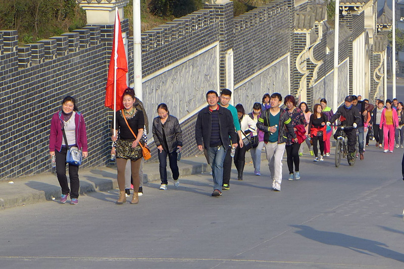 2015年3月8日寶業(yè)集團開(kāi)展“香溪洞-吉河徒步踏青活動(dòng)”慶祝三八節！